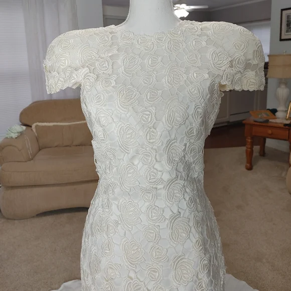 VINTAGE 90'S DEMETRIOS LACE OVERLAY WEDDING DRESS WITH TRANE, OFF-WHITE/WHITE 10 - Picture 7 of 16